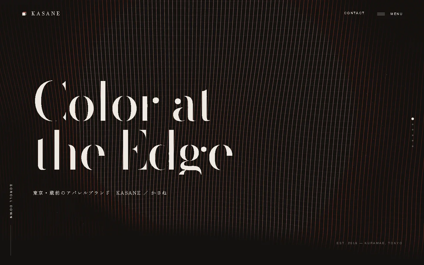 アパレルブランド KASANE のWebサイト。黒地に細い線の重なりと、大きな白い欧文見出し「Color at the Edge」。